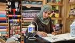 فلسطينية تحارب كورونا بالريشة والألوان ولوحات رمضان