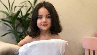 طفلة تشارك في "تحدّي المخدة"