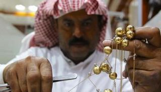 ورشة لصناعة الذهب بالرياض - رويترز