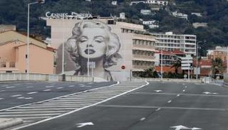 طريق فارغ في مدينة كان الساحلية الفرنسية