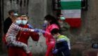 بلدة ألبانية تحارب كورونا بالرقص والغناء من الشرفات