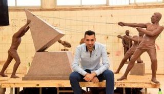 مينا إسحاق يصمم رسوماته من الخردة والطين 