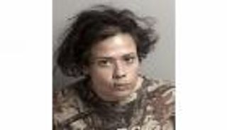 القبض على أمريكية تلعق المجوهرات والأطعمة في متجر