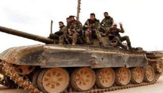 دبابة تحمل جنودا تابعين للجيش السوري - أرشيفية