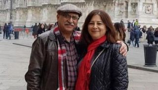 البريطاني أنوشة آشوري إلى جوار زوجته - أرشيفية