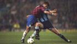 قبل 23 عاما.. عندما ارتدى تشيلسي قميص منافسه بالإكراه