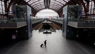 محطة سكك حديدية بلجيكية فارغة تماما