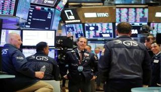 متعاملون أثناء التداول في بورصة وول ستريت - رويترز