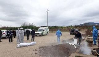 جانب من دفن ضحايا كورونا في إيران - راديو فاردا