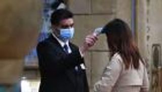 دراسة: كورونا يلوث الهواء على مسافة 4 أمتار من المصاب 