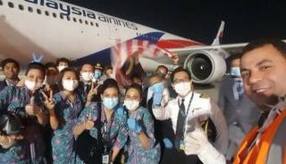 طاقم الطائرة الماليزية قبل الإقلاع من مطار القاهرة