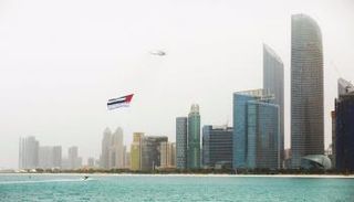 طائرة تحمل رسائل توعوية لأفراد المجتمع بالإمارات