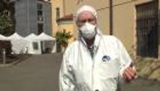 طبيب إيطالي يحارب "كورونا" بعلاج المرضى في المنازل