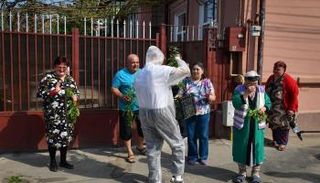 متطوع يوزع السعف على مواطنين في عيد الفصح