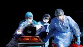 نقل مصاب بكورونا إلى المستشفى في فرنسا