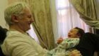 كورونا يكشف عن طفلين لأسانج من محاميته