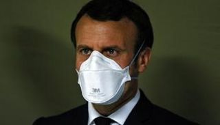 الرئيس الفرنسي إيمانويل ماكرون بالقناع الواقي
