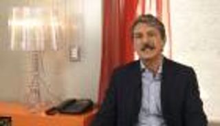 قصة طبيب أطفال غيّر تخصصه لعلاج ضحايا كورونا المسنين