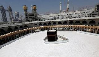 الكعبة المشرفة خالية من الزوار بسبب "كورونا"