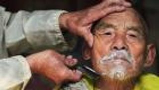 قناع مبتكر للوقاية من كورونا أثناء الحلاقة