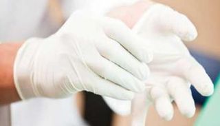القفازات الطبية تحميك من الإصابة بكورونا