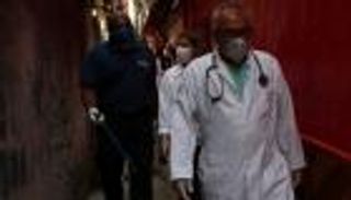 برازيليون يستأجرون فريقا طبيا لحمايتهم من كورونا