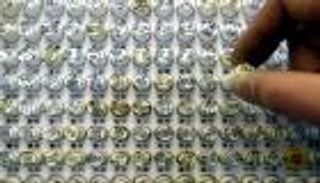 "ختم أحمر" يقف بين اليابانيين والعمل من المنزل