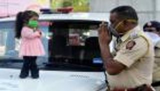 أقصر امرأة بالعالم تحارب كورونا على طريقتها