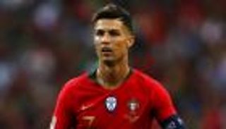 ناد برتغالي يكشف كواليس مقايضة رونالدو مقابل الملابس