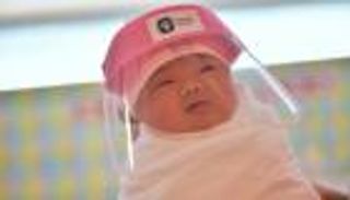 المواليد يواجهون كورونا بـ"دروع واقية" في تايلاند