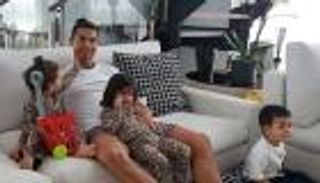 فيديو.. كيف يقضي نجوم كرة القدم عزلة كورونا؟