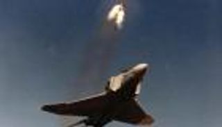 عجوز يورّط طيارا في السماء.. وينجو من موت محقق بأعجوبة