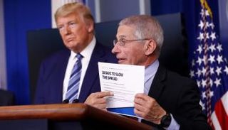 فاوتشي خلال مؤتمر صحفي بحضور ترامب (أرشيفية)