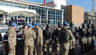 قوات الأمن تنتشر أمام أحد السجون التركية - أرشيفية