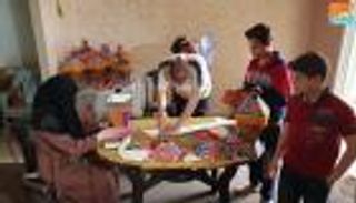 أسرة غزاوية تحول منزلها إلى ورشة لإنتاج فانوس رمضان