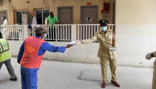 شرطة دبي توزع المعقمات والكمامات على العمال