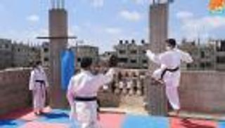 عائلة فلسطينية تحارب كورونا بـ"الكاراتيه"