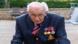 قبل عامه الـ100.. بريطاني يجمع 1.9 مليون دولار لمعالجي كورونا