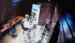 شخصان يخضعان لاختبارات المشروع