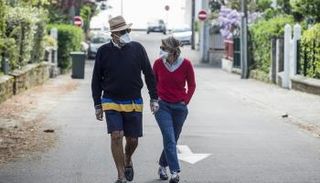 شخصان يرتديان الكمامة للوقاية من كورونا