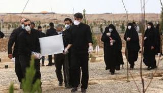 دفن أحد ضحايا كورونا في إيران - أرشيفية