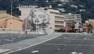 طريق فارغ في مدينة كان الساحلية الفرنسية