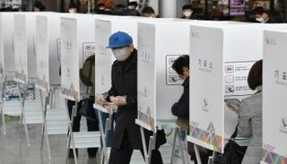 الناخبون في كوريا الجنوبية أثناء الإدلاء بأصواتهم