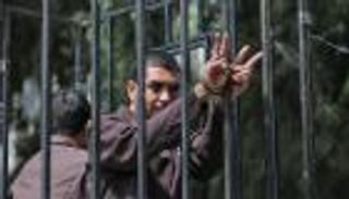 يوم الأسير الفلسطيني.. عنصرية سجّان وخطر فيروس