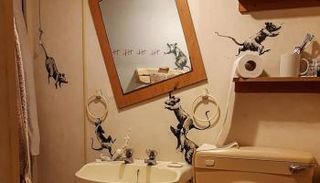 بانكسي ينشر أحدث أعماله من مرحاض منزله