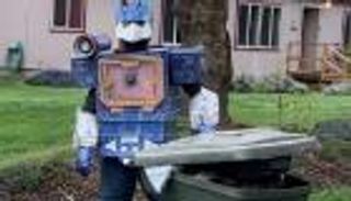 في ظل كورونا.. عروض أزياء عالمية بجوار سلال القمامة 