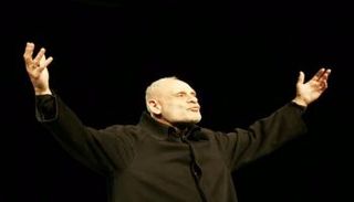 الممثل البريطاني بروس مايرز