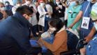 أنجبت وهي بغيبوبة.. أمريكية تعافت من كورونا تلتقي مولودها لأول مرة