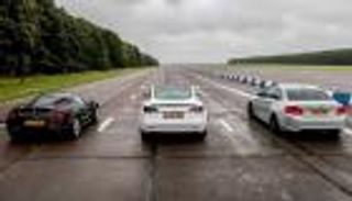 فيديو.. تسلا 3 وبي إم دبليو M2 وألفا روميو 4C في سباق استثنائي