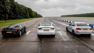 السيارات الثلاث المشاركة بالسباق